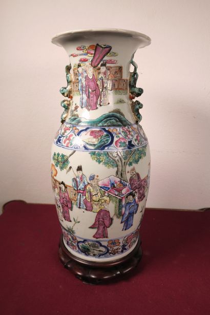 null CANTON - Chine Fin du XIXe siècle

Vase en porcelaine à décor polychrome de...