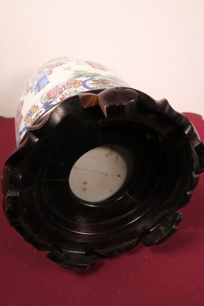 null CANTON - Chine Fin du XIXe siècle

Vase en porcelaine à décor polychrome de...