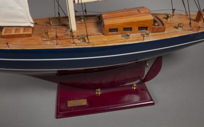 null Maquette du Yacht Endeavour

Bois et tissu

XXe siècle

Hauteur 88 cm, longueur...