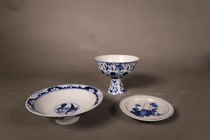 CHINE, XXe siècle. Lot de trois porcelaines...