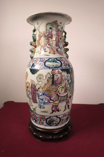 null CANTON - Chine Fin du XIXe siècle

Vase en porcelaine à décor polychrome de...