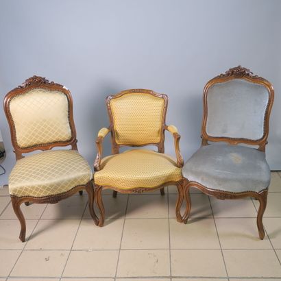 null Paire de chaises de style Louis XV en noyer mouluré sculpté, garnitures différentes

H....