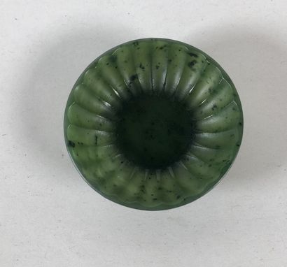 null CHINE - XXe siècle

Coupelle rince pinceaux en jade épinard

D. 5,5 cm