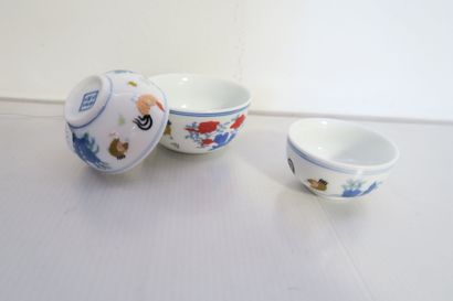 null CHINE - XXe siècle

Trois petits bols en porcelaine à décor de coqs

D : de...