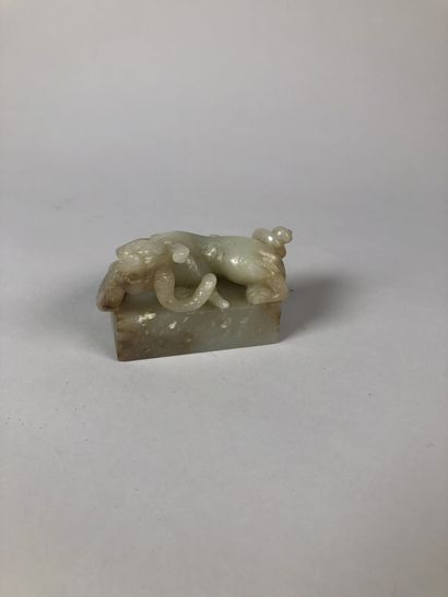 null CHINE - XXe siècle

Petit sceau Chilong en jade céladon, sculpté d'une chimère...