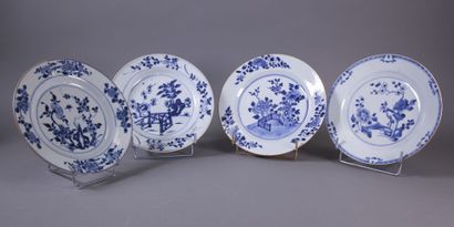 null CHINE - XVIIIe 

Quatre assiettes en porcelaine à décor blanc bleu de fleurs...