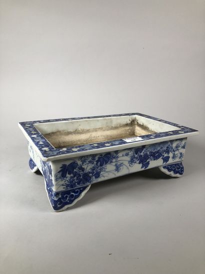 null JAPON - XXe siècle

Jardinière à Bonsai rectangulaire en porcelaine à décor...