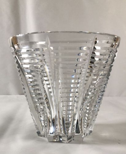 null DAUM, France 

Vase en cristal taillé 

XXe siècle

H. 20,5 cm