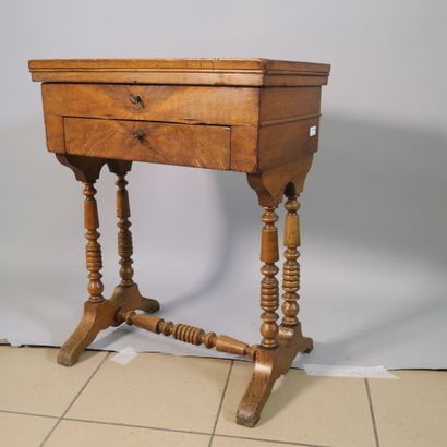 null Petite table à ouvrage les pieds tournés

XIXe siècle

L. 51,5 cm - H. 67,5...
