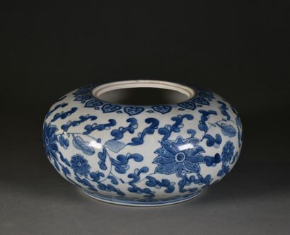 null CHINE - XXe

Pot à gingembre en porcelaine blanc bleu

Marqué sous la base

H....