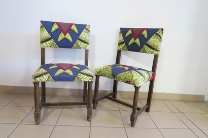null Paire de chaises en bois fruitier tissu wax bleu, vert et rouge

XXe siècle

H...