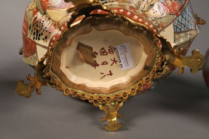 null SATSUMA - Fin du XIXe siècle

Garniture Japonaise composée de deux vases et...