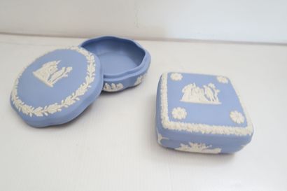 null Wedgwood

Lot de deux bonbonnières en porcelaine 

XIXe siècle

L'une carrée...