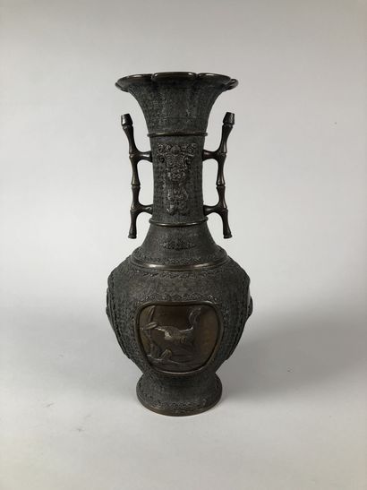 null CHINE- XXe SIECLE 

Vase piriforme à col évasé en bronze à patine brune, à décor...