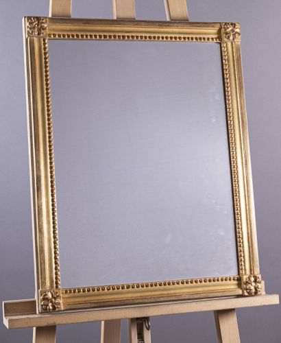 null Lot de deux miroirs en bois doré, le plus petit avec un fronton, d'époque Louis...