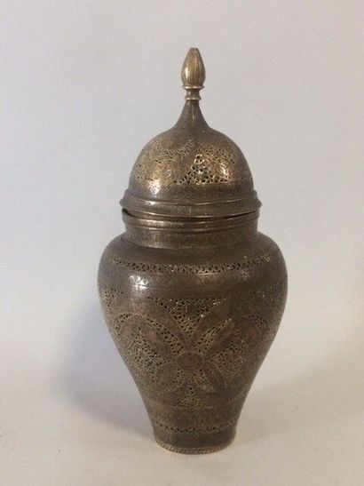 PERSE, Quadjar - XIXe siècle 
Pot couvert...