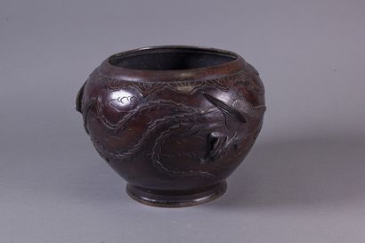 null JAPON - Période MEIJI (1868-1912) 

Cache pot en bronze patiné à décor de phoenix

H...