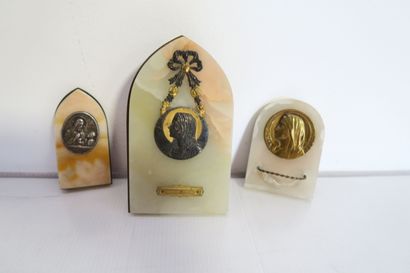 null Lot de trois médailles religieuses sur plaque d'onyx

Début du XXe siècle 

H....