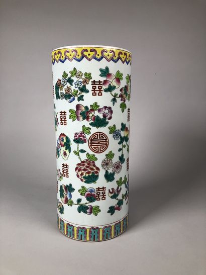 null CANTON- XXe siècle 

Vase rouleau en porcelaine polychrome à décor de fleurs...