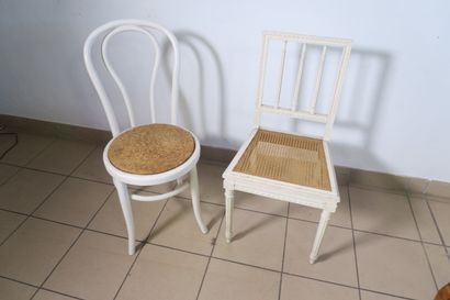 null Deux chaises en bois peint, une assise cannée et une assise liège de forme ronde...