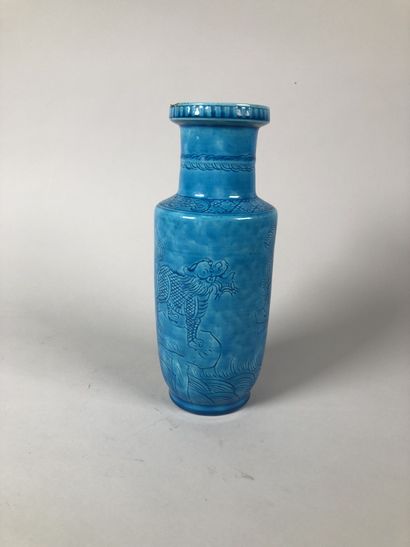 null CHINE XXe siècle

Vase en porcelaine émaillée bleue à décor gravé d'animaux...
