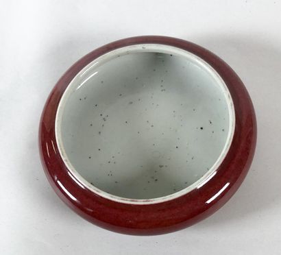 null CHINE- XXe siècle

Petite coupe en porcelaine à décor émaillé rouge

D. 13,5...
