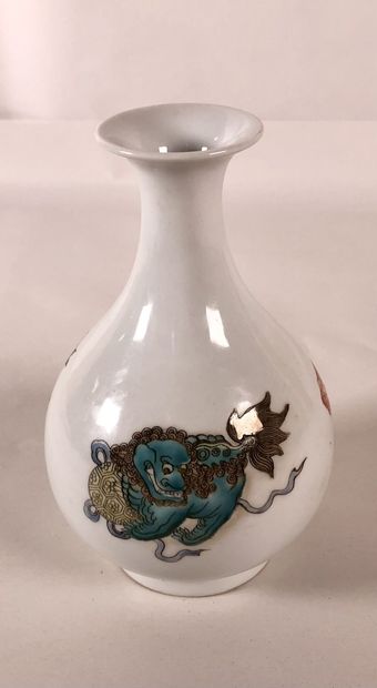null CHINE-XXe SIECLE

Vase piriforme en porcelaine à décor polychrome de chiens...