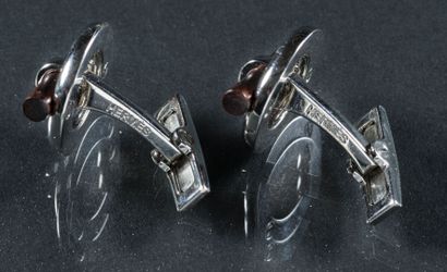 null HERMES

Pair of silver plated metal and wood cufflinks with a stick-ring motif

Signed...