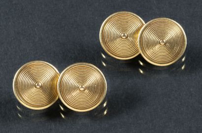 null Paire de boutons de manchette en or jaune 18K (750°/°°) en forme de disque rainurés

Poinçon...