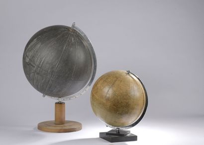 Deux globes terrestres sur piètement en bois...