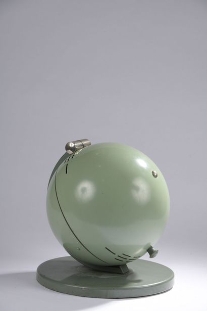 null ORIGINAL - HANAU, circa 1930,

Lampe, modèle Kleine Hohen Sonne.

Métal laqué...