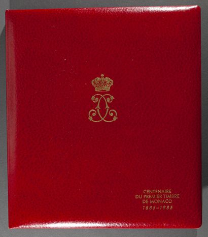 null CENTENAIRE DU PREMIER TIMBRE DE MONACO 1885-1985. Livret en cuir rouge avec...