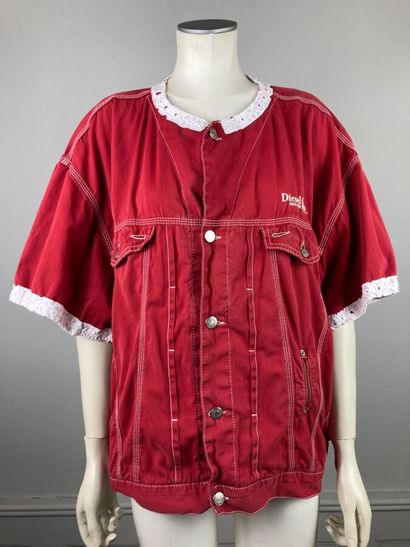 null DIESEL Industry 

Circa 1985

Ample veste en coton rouge à surpiqures blanches,...