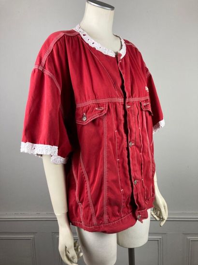 null DIESEL Industry 

Circa 1985

Ample veste en coton rouge à surpiqures blanches,...