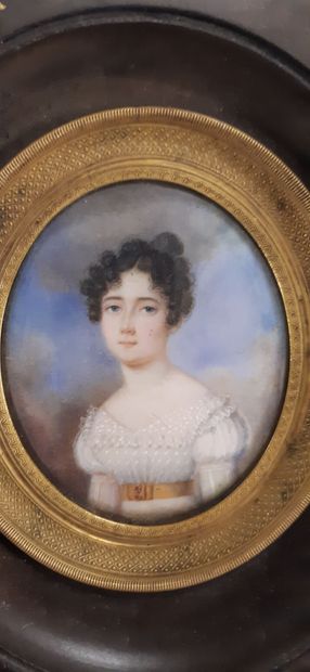 null École FRANÇAISE du XIXe siècle

"Portrait de femme en robe de linon", vers 1830

Miniature...