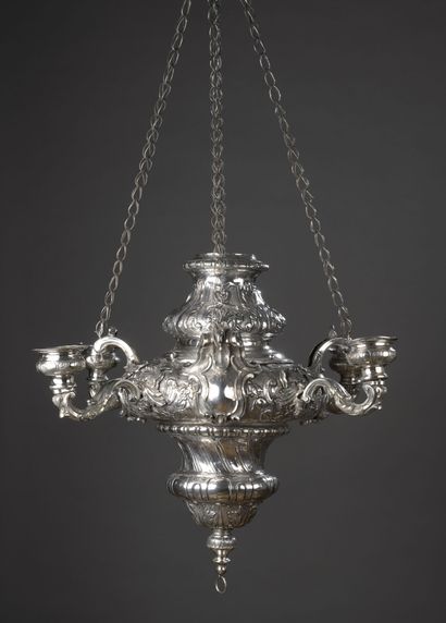 null Important silver chandelier of baluster form decorated in repoussé. The neck...