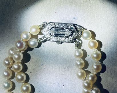 null CARTIER
Collier composé de deux rangs de perles fines - blanc crème - disposées...