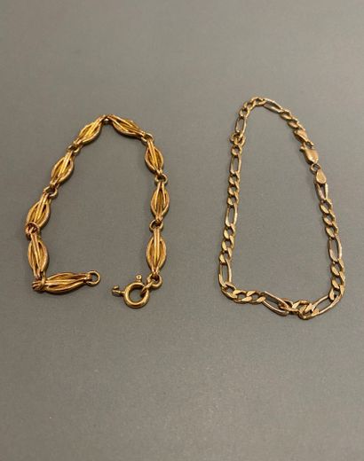 null Deux bracelets en or jaune 18k (750 millièmes), l'un maille gourmette, l'autre...