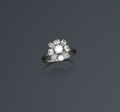 null CARTIER
Bague en platine (950 millièmes) stylisée d'une fleur sertie de diamants...