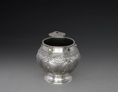 null FABERGÉ
Tcharka en argent 88 zolotniks (916 millièmes) de forme balustre reposant...