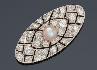 null Oval brooch in 18k white gold (750 thousandths) centered on a button pearl*...