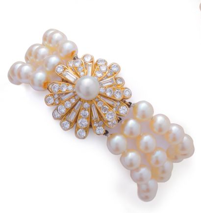 null CARTIER 
Bracelet composé de trois rangs de perles de culture retenus par un...