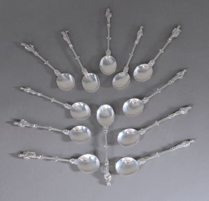 null Twelve silver coffee spoons (800 thousandths), the handle underlined by foliage,...
