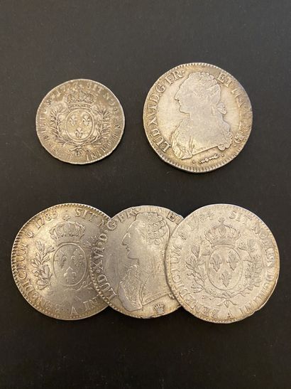 null FRANCE 
Lot de quatre écus et un demi-écu Louis XV et Louis XVI en argent
(Très...