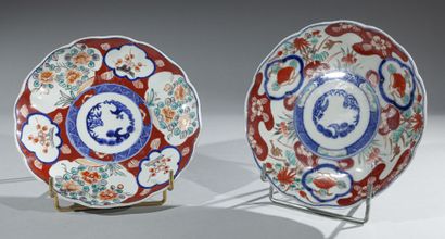 null JAPON - Période MEIJI (1868-1912) 

Paire d'assiettes en porcelaine 

D. 22...
