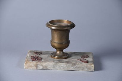 null Petit encrier en bronze à forme d'une urne, sur une base en marbre, traces de...