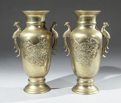 null JAPON - Période MEIJI (1868-1912) 

Paire de vases en bronze à épaulement sur...
