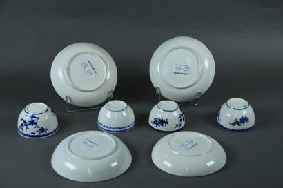 null Ensemble de quatre tasses et sous tasses en porcelaine et faïence à décor blanc...