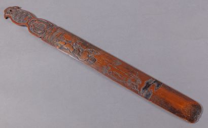 null CHINE - Fin du XIXe siècle

Bâton plat de lettré en bambou, à décor incisé d'un...