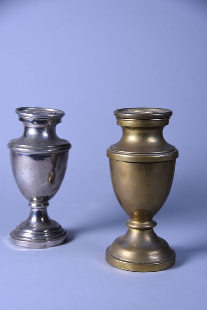 null Deux tirelires à forme d'urnes en métal

Fin du XIXe siècle

H. 18 cm